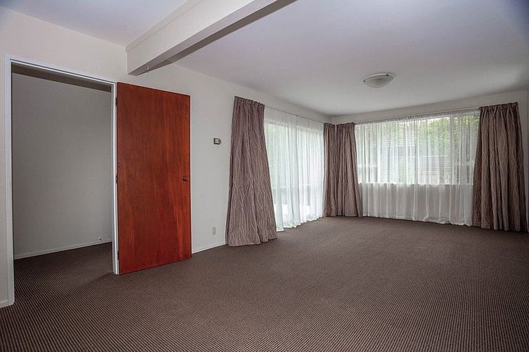 Photo of property in 28 Royal Park Drive, Parklands, Christchurch, 8083