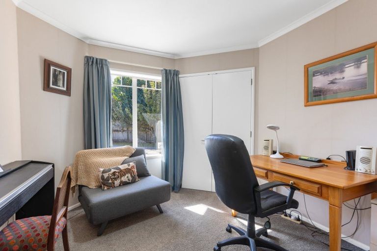 Photo of property in 9 Taylor Place, Merrilands, New Plymouth, 4312