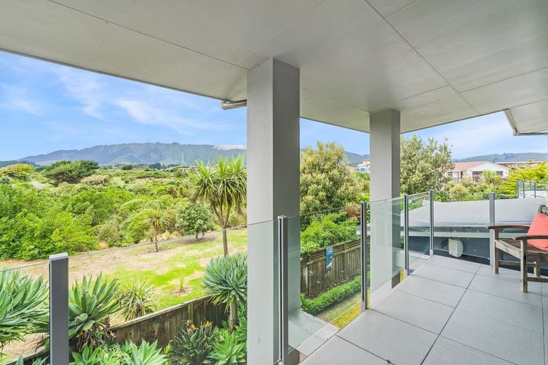 Photo of property in 18 Olliver Grove, Waikanae Beach, Waikanae, 5036