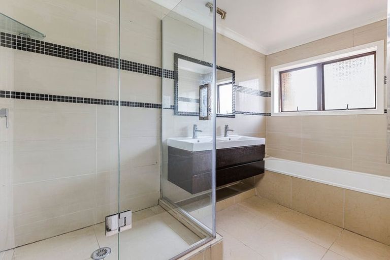 Photo of property in 69 Dalwhinnie Parade, Highland Park, Auckland, 2010