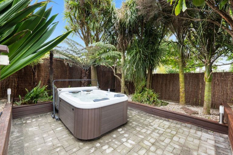 Photo of property in 26 Gunner Drive, Te Atatu Peninsula, Auckland, 0610