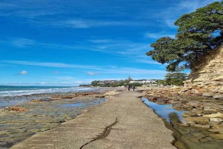 Photo of property in 1/527 Beach Road, Murrays Bay, Auckland, 0630