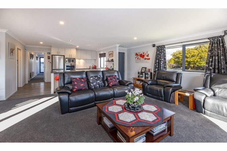 Photo of property in 76 Avondale Road, Avondale, Christchurch, 8061