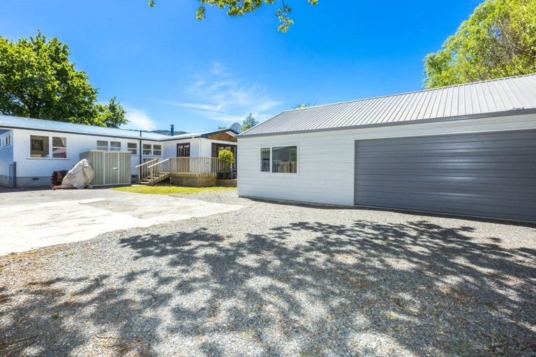 Photo of property in 14 Molloys Road, Te Marua, Upper Hutt, 5018