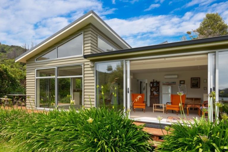 Photo of property in 2323 Queen Charlotte Drive, Ngakuta Bay, Picton, 7281