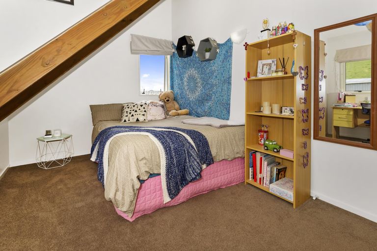 Photo of property in 21 Clifford Road, Pukekohe, 2678