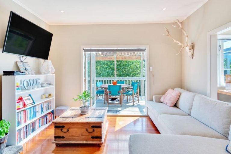 Photo of property in 2 Slater Road, South Head, Helensville, 0874