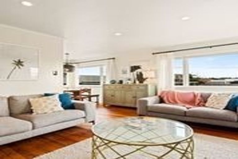 Photo of property in 84a Triangle Road, Massey, Auckland, 0614