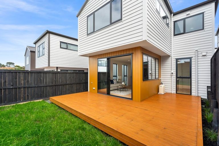 Photo of property in 6/90 Picasso Drive, West Harbour, Auckland, 0618