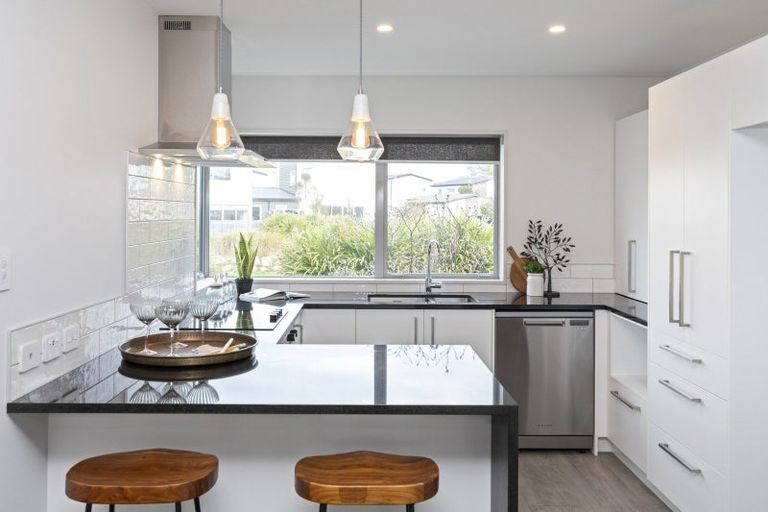 Photo of property in 22 Menin Gate Crescent, Broomfield, Christchurch, 8042