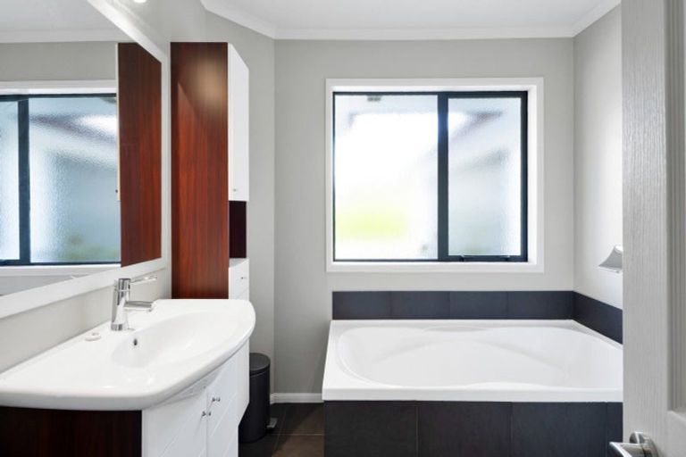 Photo of property in 90 Ridgewood Drive, Ridgewood, New Plymouth, 4371