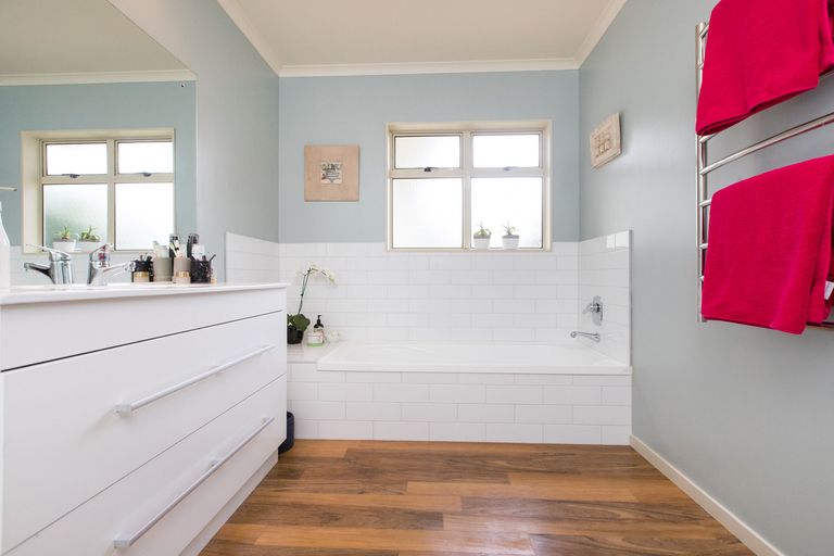 Photo of property in 6 Kea Place, Fitzherbert, Palmerston North, 4410