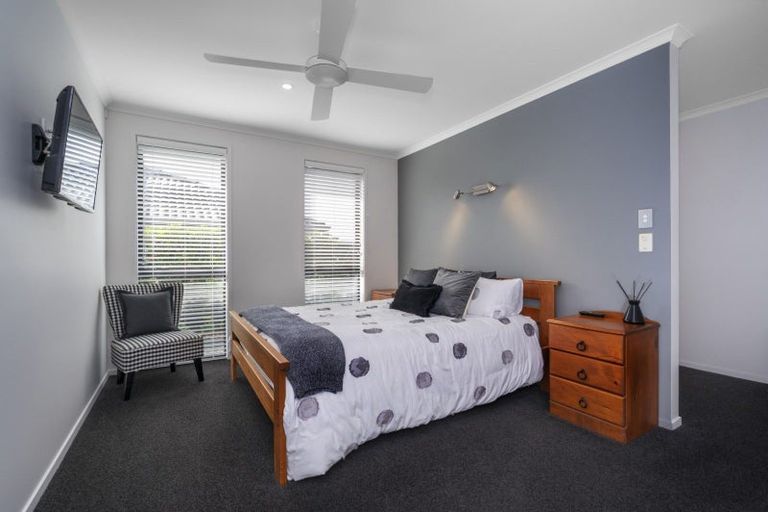Photo of property in 18 Vista Close, Omokoroa, 3114