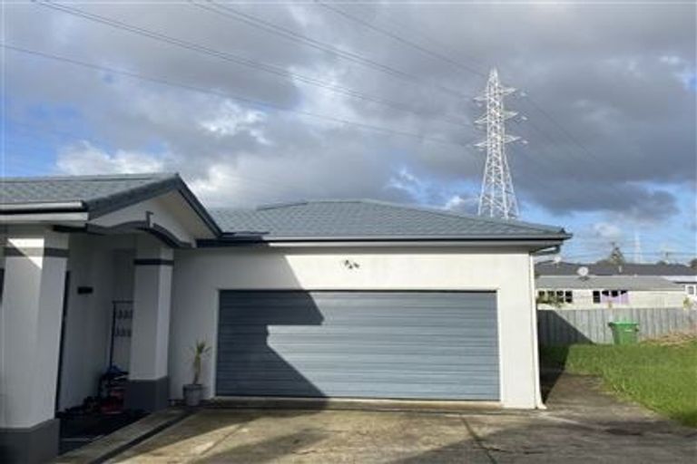 Photo of property in 15a Kiernan Place, Kelston, Auckland, 0602