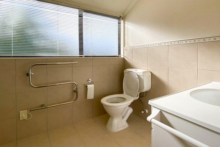 Photo of property in 20 Whiting Grove, West Harbour, Auckland, 0618