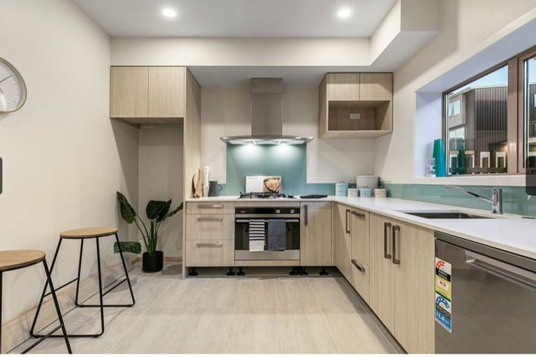 Photo of property in 17 Wharetana Crescent, New Lynn, Auckland, 0600