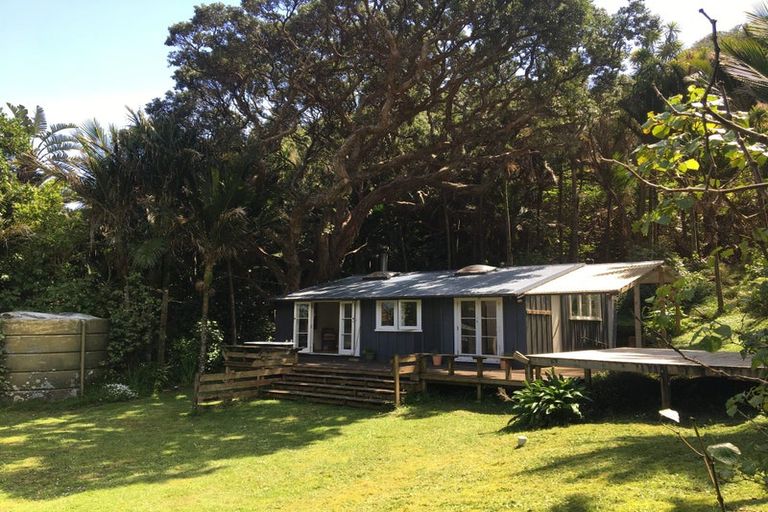Photo of property in 122 Garden Road, Piha, New Lynn, 0772