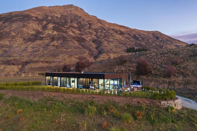 Photo of property in 2 Alpine Avenue, Lake Hayes, Queenstown, 9304