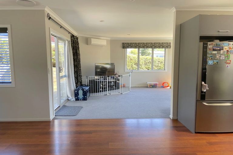 Photo of property in 40 Te Puia Drive, Aotea, Porirua, 5024