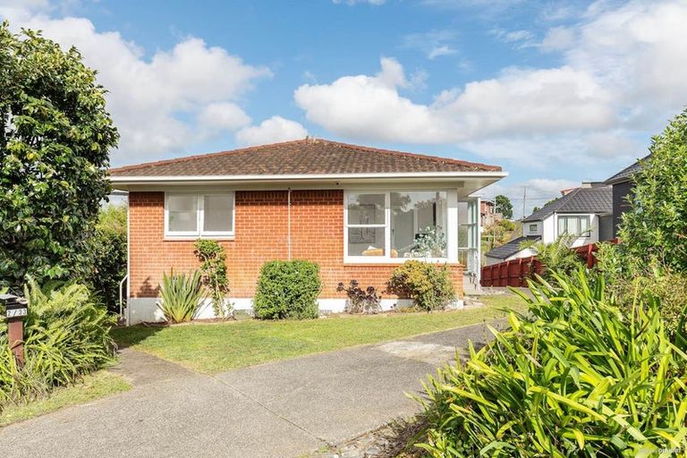 Photo of property in 1/33 Knightsbridge Drive, Forrest Hill, Auckland, 0620