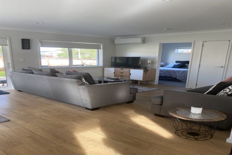 Photo of property in 24 Rewarewa Road, Te Atatu Peninsula, Auckland, 0610