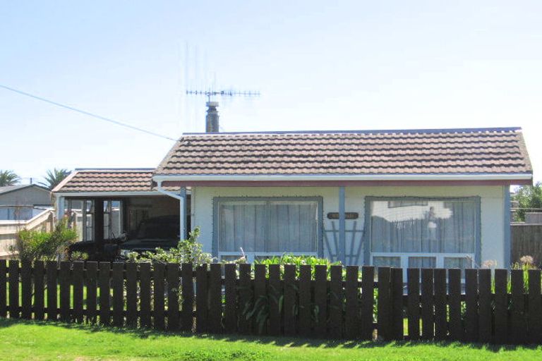 Photo of property in 17 Barber Street, Foxton Beach, Foxton, 4815
