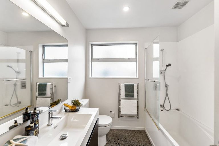 Photo of property in 2b Peachgrove Road, Te Atatu Peninsula, Auckland, 0610