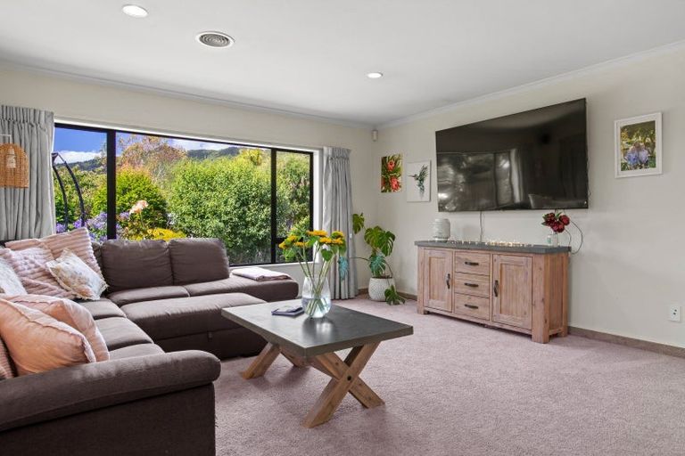 Photo of property in 6 Runanga Grove, Waikanae, 5036