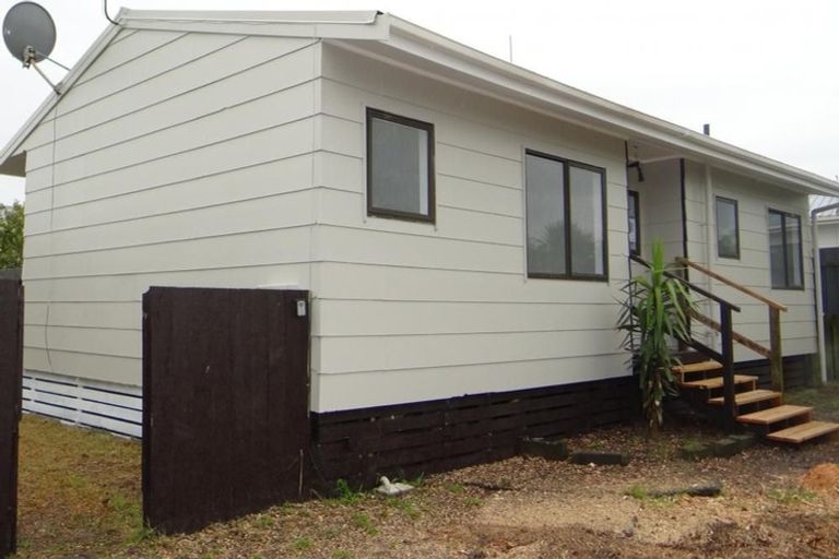 Photo of property in 2/11 De Bloge Place, Clendon Park, Auckland, 2103