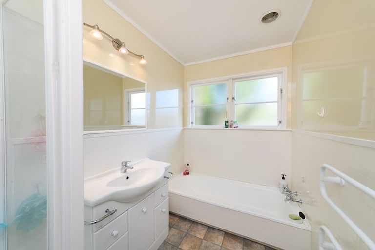 Photo of property in 43 Elmira Avenue, Hokowhitu, Palmerston North, 4410