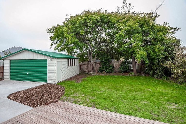 Photo of property in 28 Royal Park Drive, Parklands, Christchurch, 8083