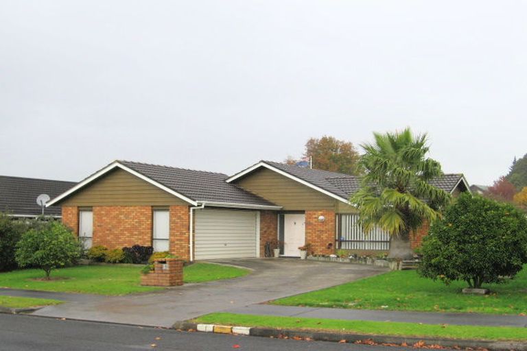 Photo of property in 2/18 Headcorn Place, Botany Downs, Auckland, 2010