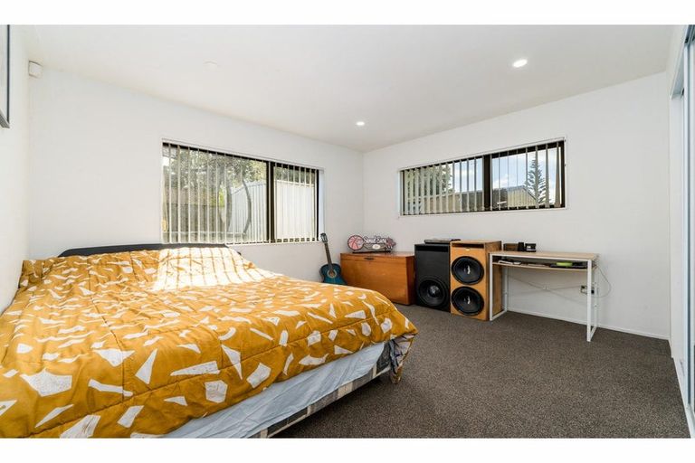 Photo of property in 2 Mile Place, Henderson, Auckland, 0612