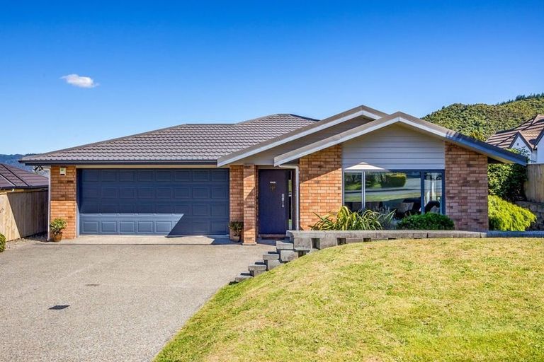 Photo of property in 5 Colin Guppy Crescent, Riverstone Terraces, Upper Hutt, 5018