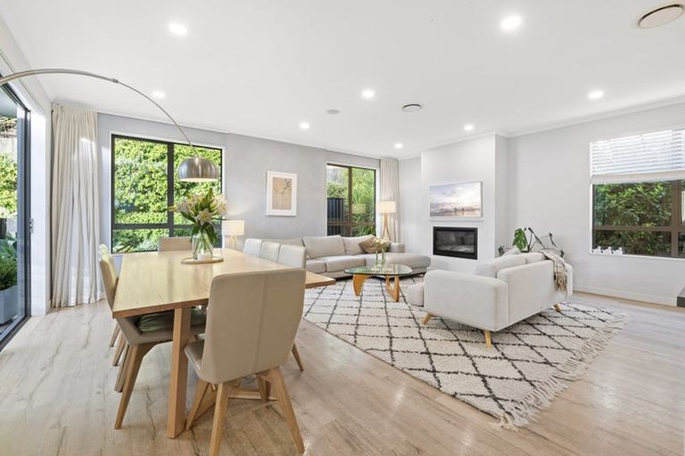 Photo of property in 16 Syd Grant Crescent, Orewa, 0931