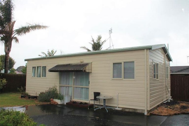 Photo of property in 28 Gibbons Road, Weymouth, Auckland, 2103