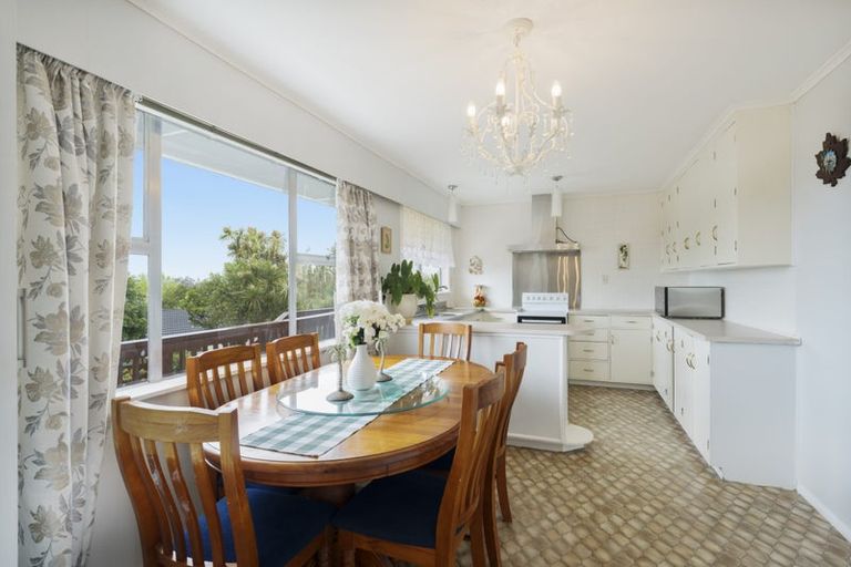 Photo of property in 8 Fowey Avenue, Te Atatu South, Auckland, 0610