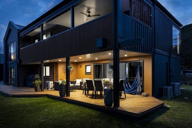 Photo of property in 15 Beach Road, Waikawa, Picton, 7220