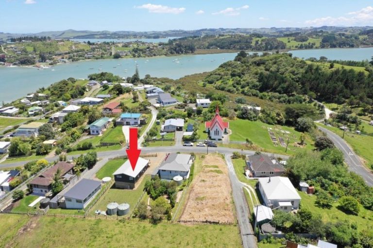 Photo of property in 32 Oxford Street, Whakapirau, Maungaturoto, 0583