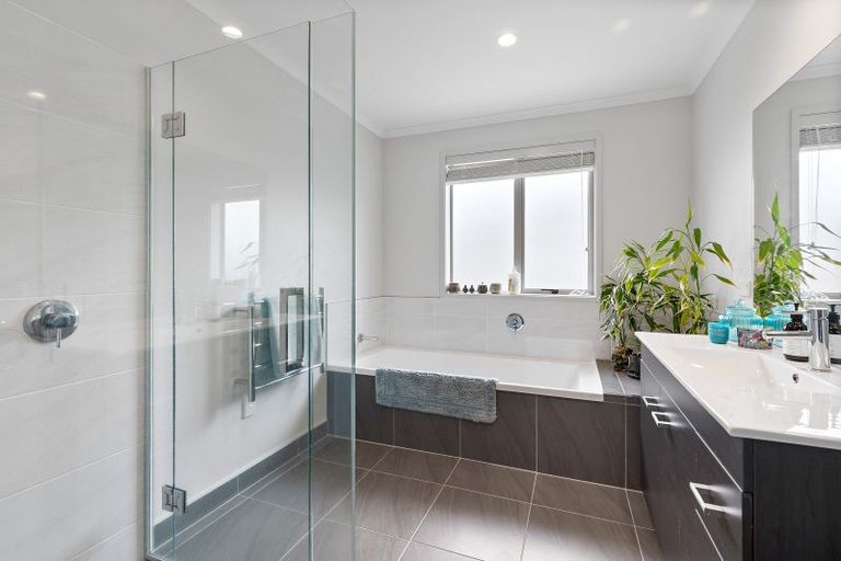 Photo of property in 12 Robert Might Road, Kumeu, 0810