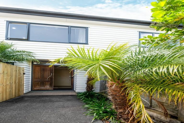 Photo of property in 1 Mana Lane, Pinehill, Auckland, 0632