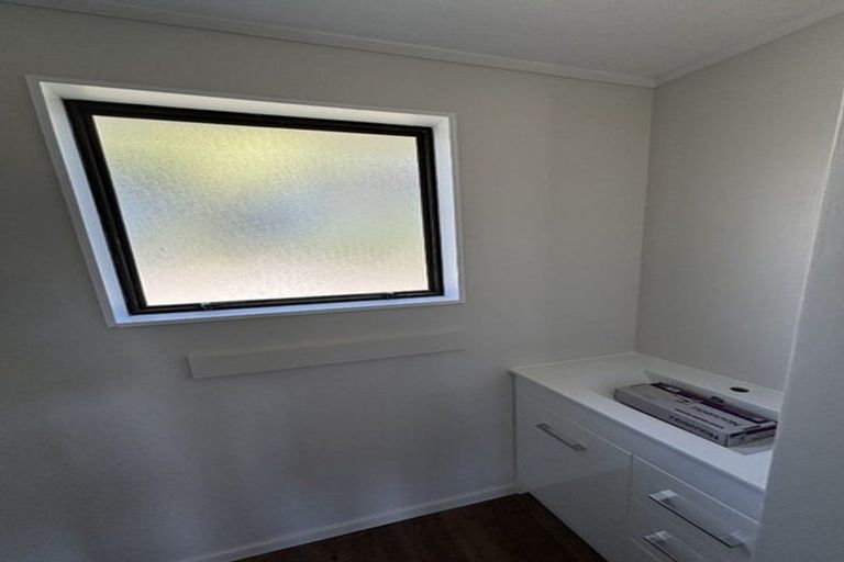 Photo of property in 2/9 Sparrow Place, Weymouth, Auckland, 2103