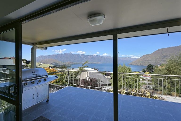 Photo of property in 30 Greenstone Place, Fernhill, Queenstown, 9300