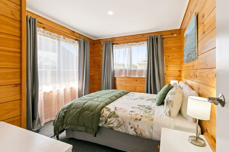 Photo of property in 104 Apu Crescent, Lyall Bay, Wellington, 6022