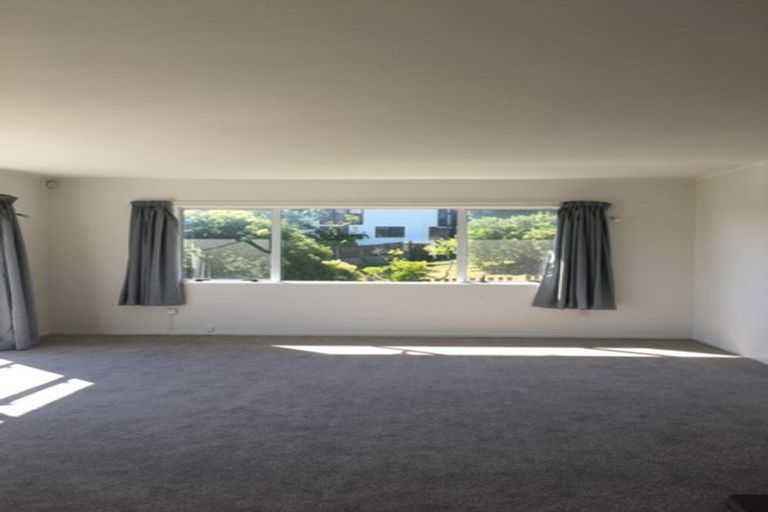 Photo of property in 303 Glenfield Road, Glenfield, Auckland, 0629
