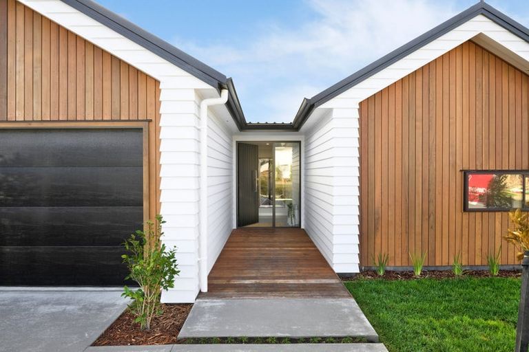 Photo of property in 38 Vinistra Road, Kumeu, 0810