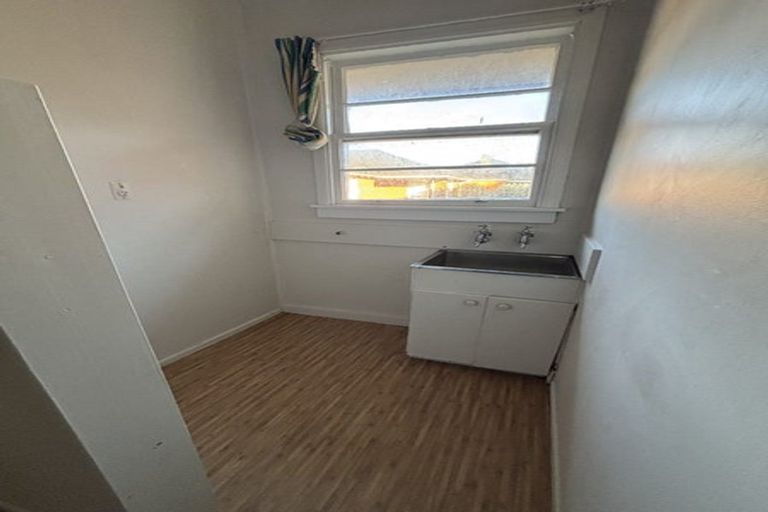 Photo of property in 4/2 Godley Road, Green Bay, Auckland, 0604