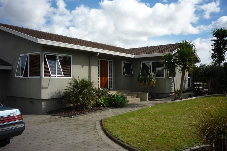 Photo of property in 114 Mirrabooka Avenue, Botany Downs, Auckland, 2010