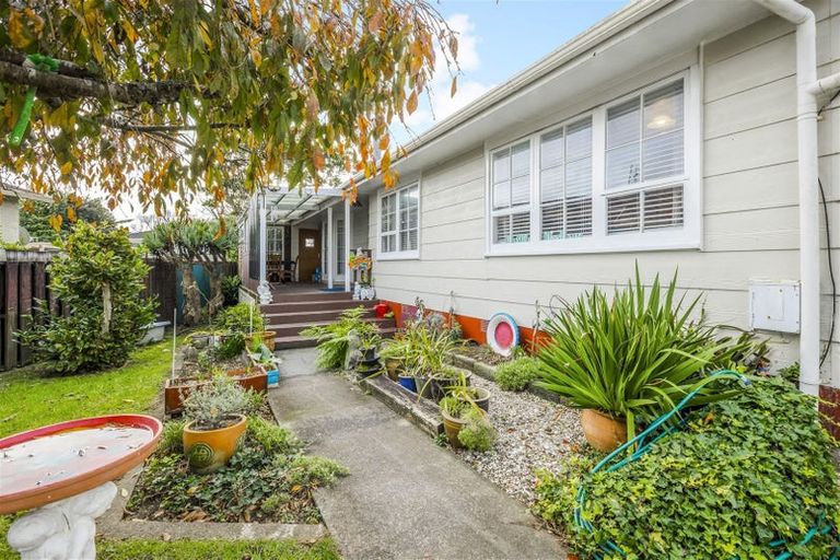 Photo of property in 10 Helms Place, Manurewa, Auckland, 2102