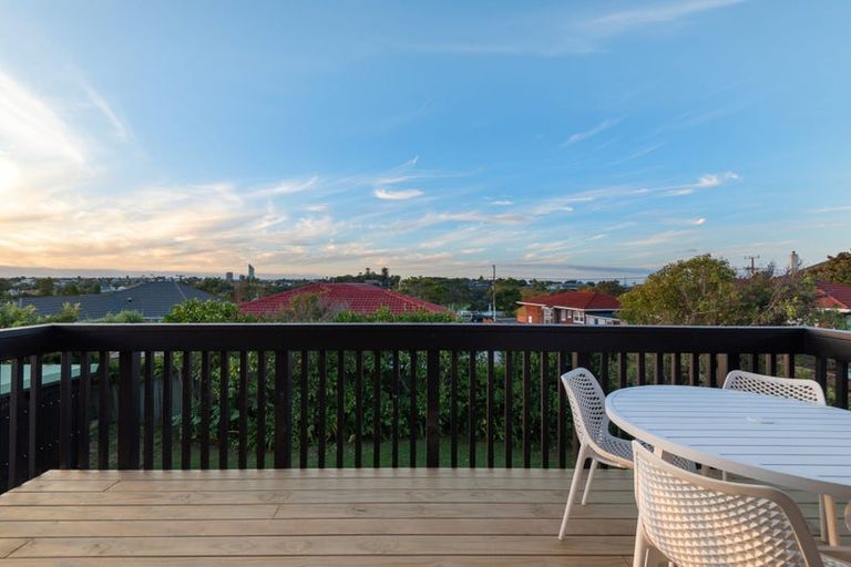 Photo of property in 2/12 Westwell Road, Belmont, Auckland, 0622